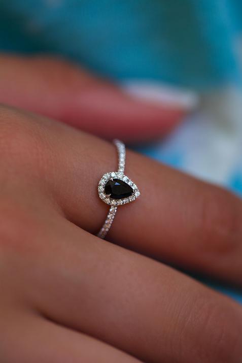 Tendresse Onyx 0.16克拉水滴形钻石白金戒指 - Redline - 0++