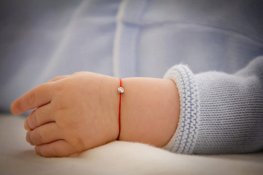 Un diamant sur un fil rouge, le bracelet bébé qu’il faut adopter !