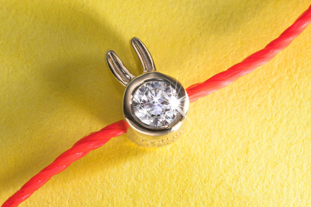 小巧的纯金意象