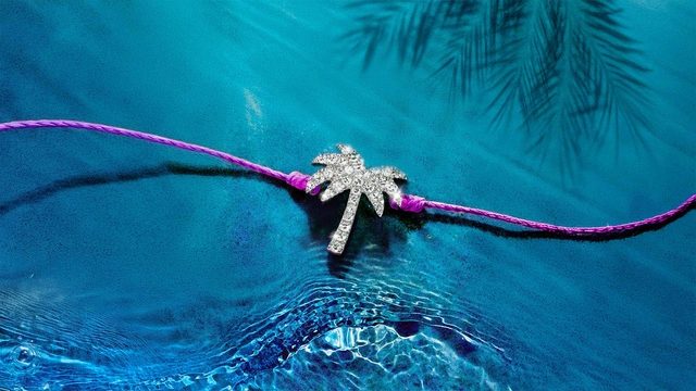 纯净光芒映衬沙之柔美